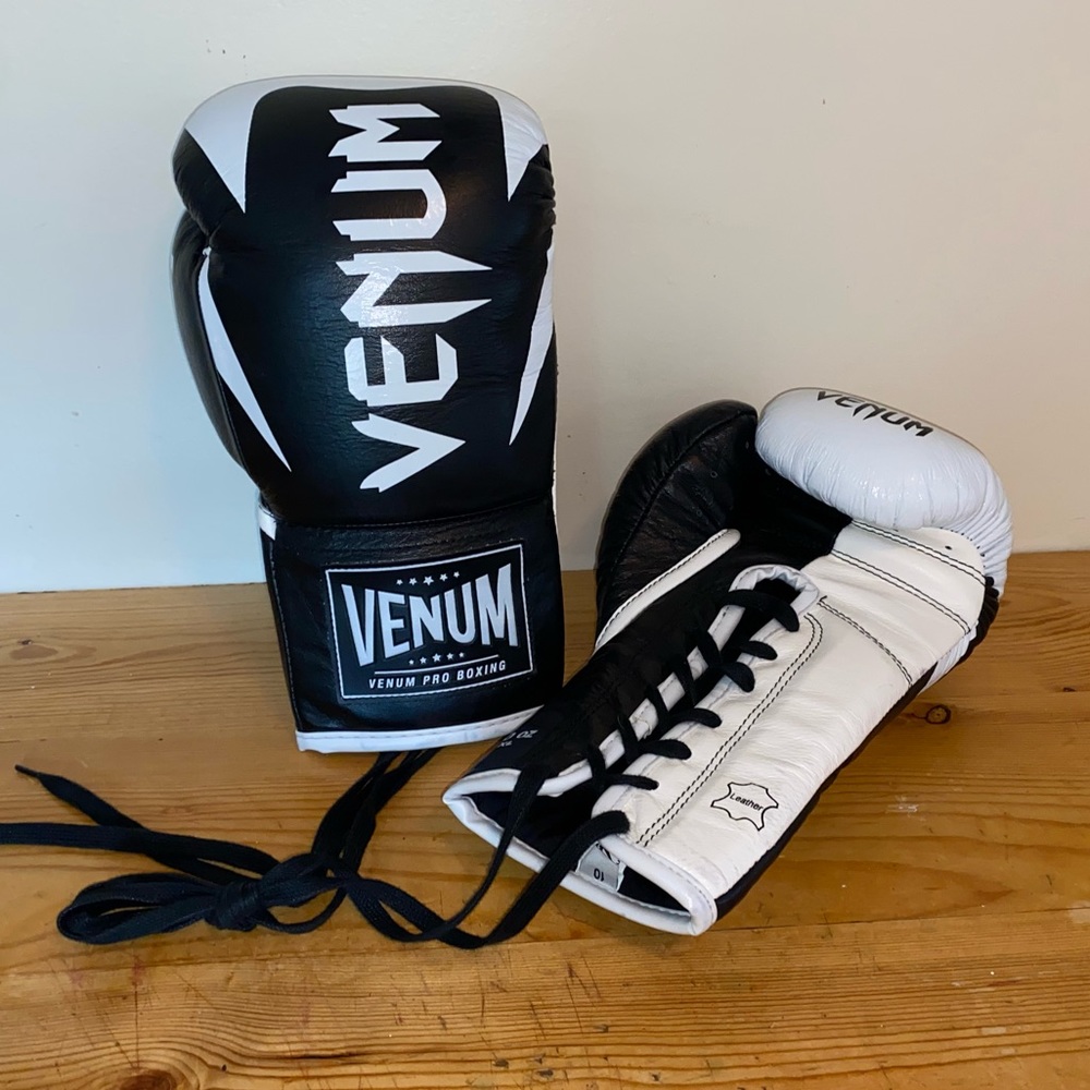 Venum Pro Boxing Gloves - XL 10 oz